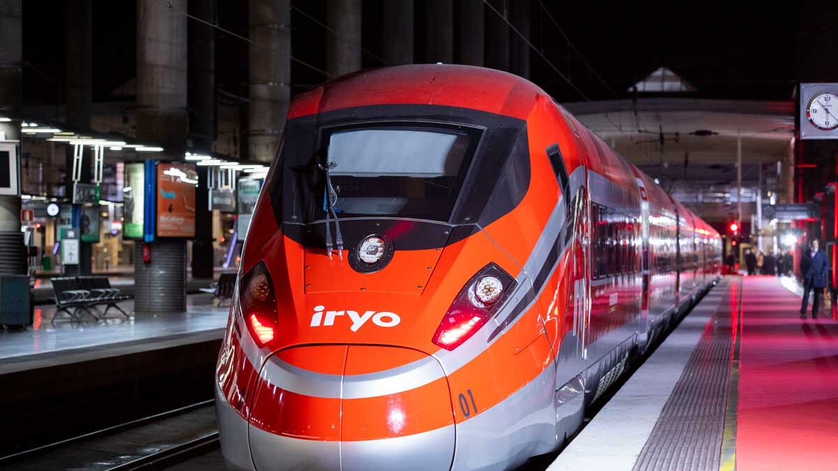 Un tren Iryo es un tren de alta velocidad que opera en España y pertenece a la empresa IRYO, una compañía privada que compite con Renfe (AVE) y Ouigo.