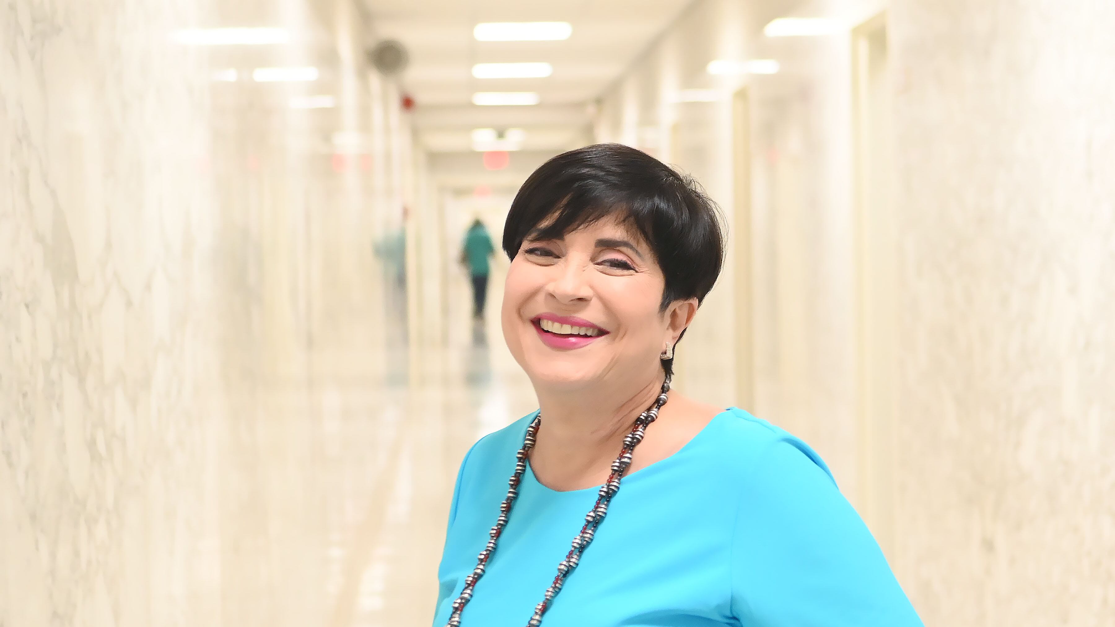 La reportera del Canal 2, Sylvia Gómez, se retira después de 50 años de servicio