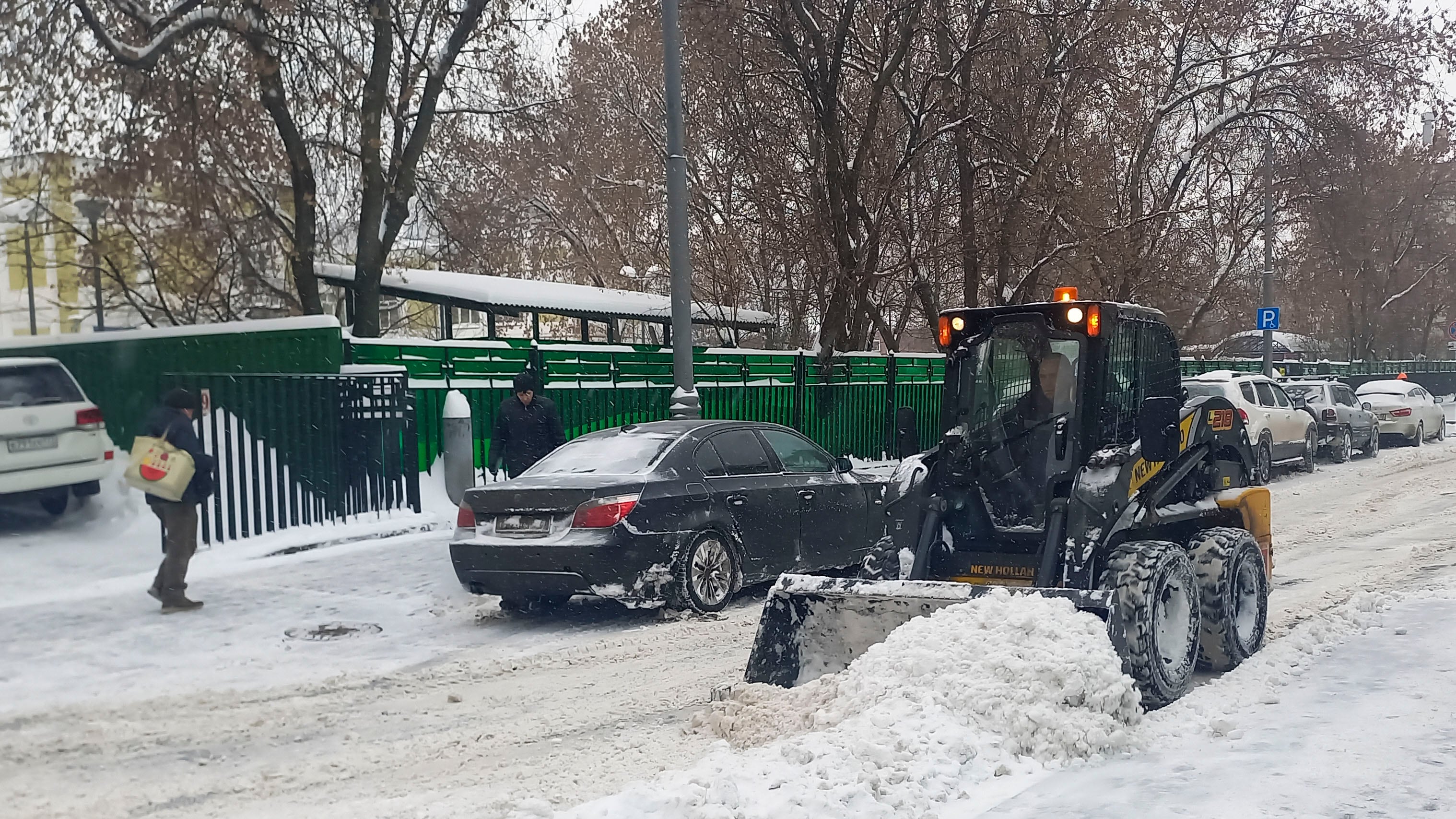 La capa de nieve en Moscú alcanzó este jueves, los 62 centímetros después de tres días de intensa nevada en todo el centro de la parte europea de Rusia. EFE/ Ignacio Ortega