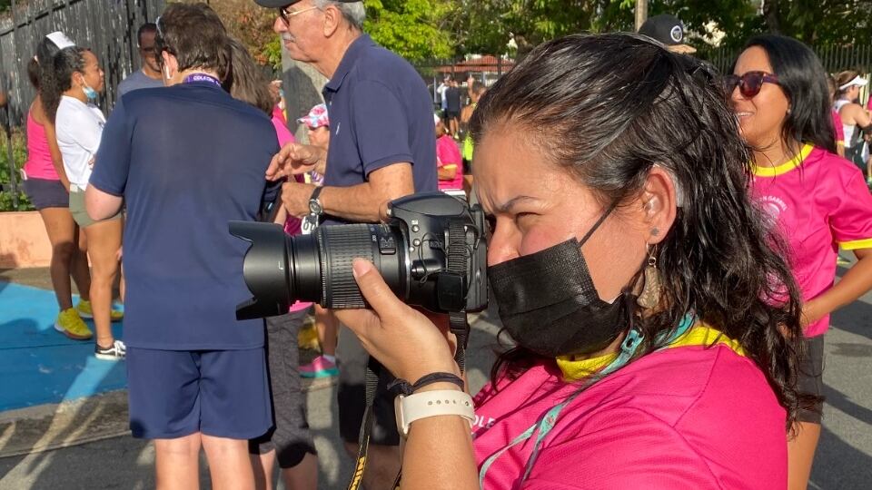 Ivelisse Santiago apunta con su cámara en lo que parece ser una demostración de la comunidad sorda.