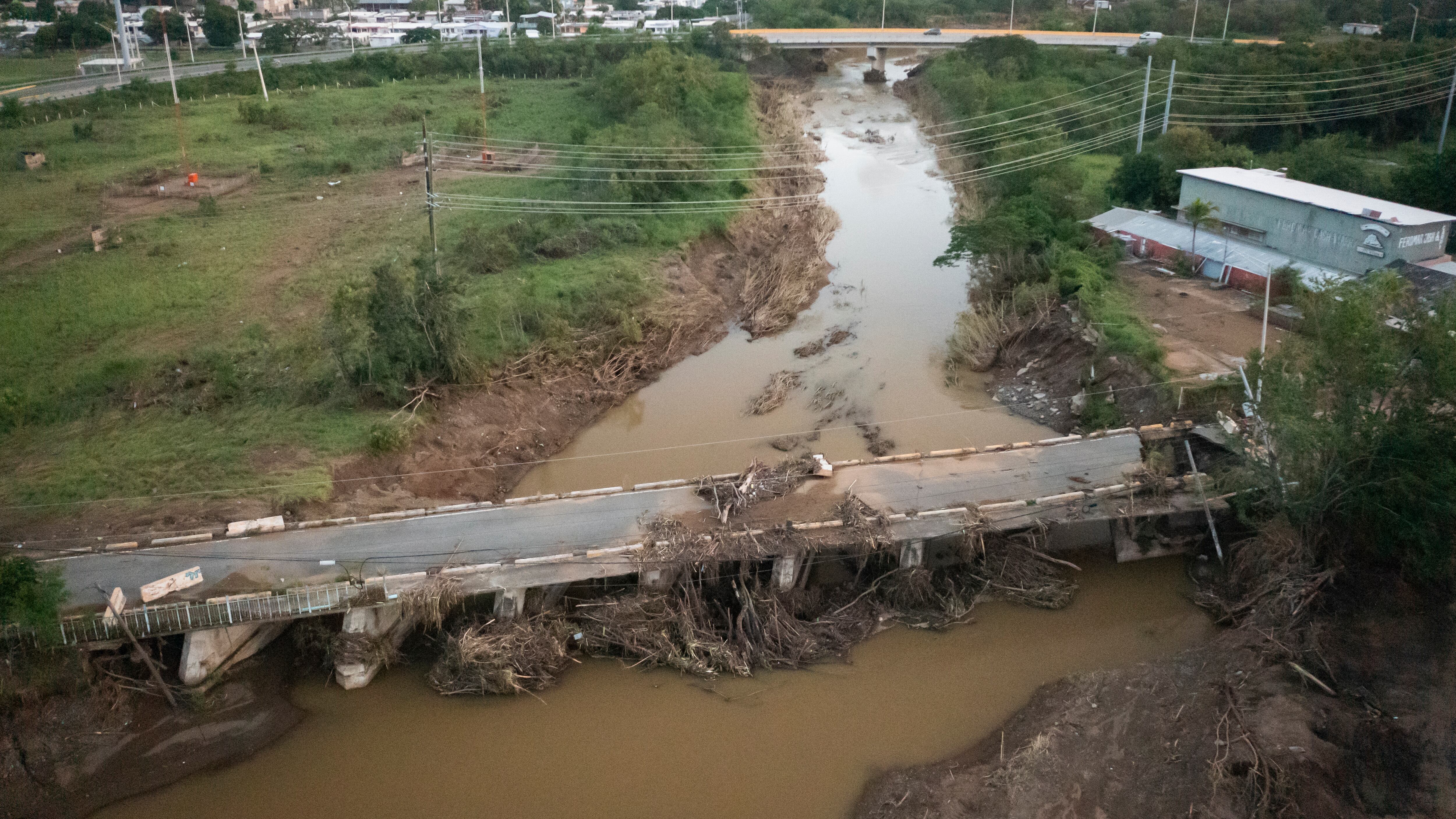 Vista de un puente dañado tras el paso del huracán Fiona, en Villa Esperanza, Salinas.
