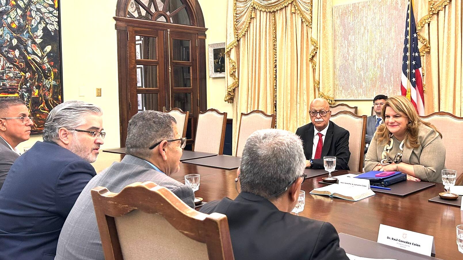 La gobernadora de Puerto Rico, junto a miembros de la AMPR.