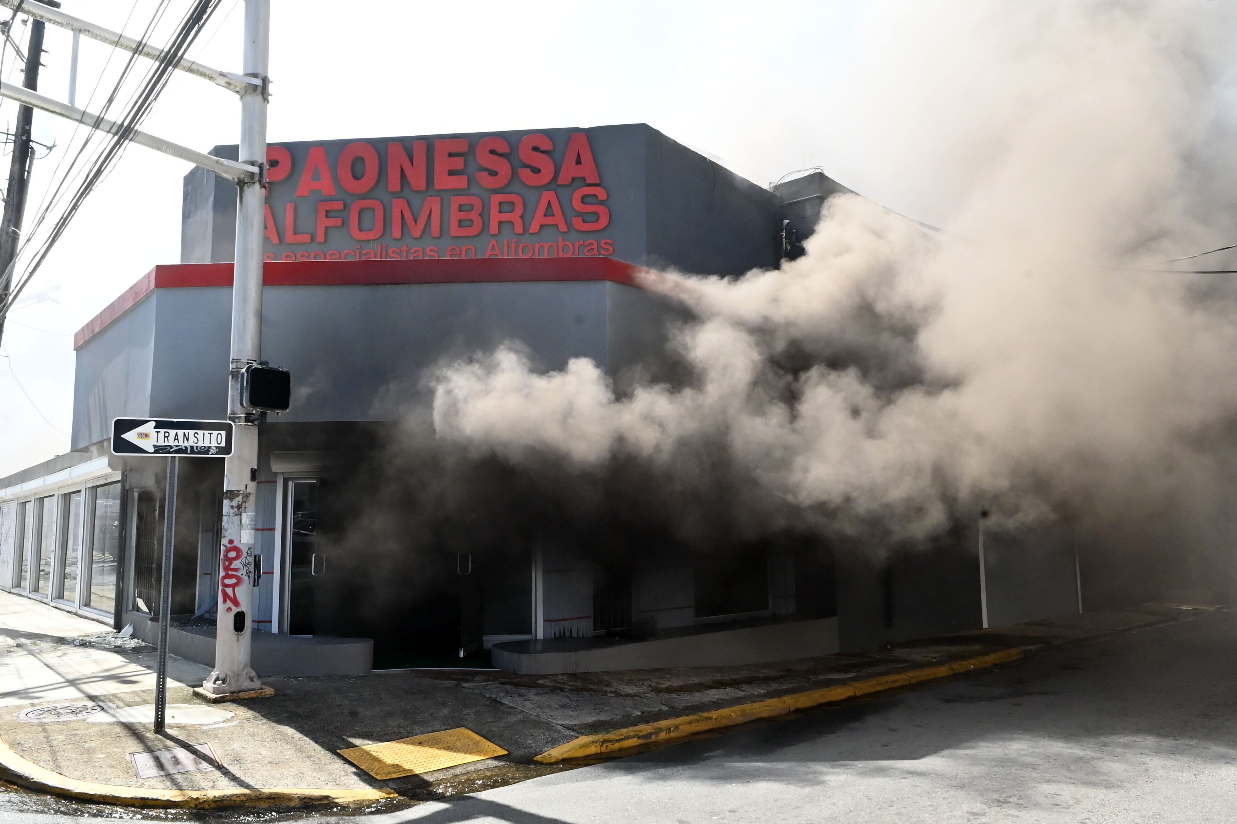 Fuego en los almacenes de alfombras, Paonessa. Ave. Fernández Juncos, Santurce. Metro PR 4 de septiembre de 2024