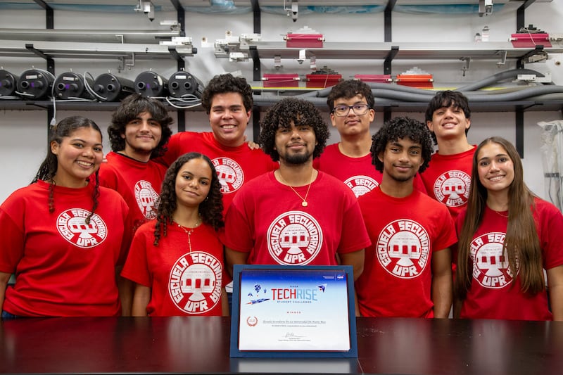 Estudiantes de la Escuela Secundaria de la UPR que colaboraron en el proyecto NASA TechRise Student Challenge.