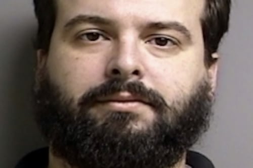 Arrestan a hombre por agredir a señor de 69 años