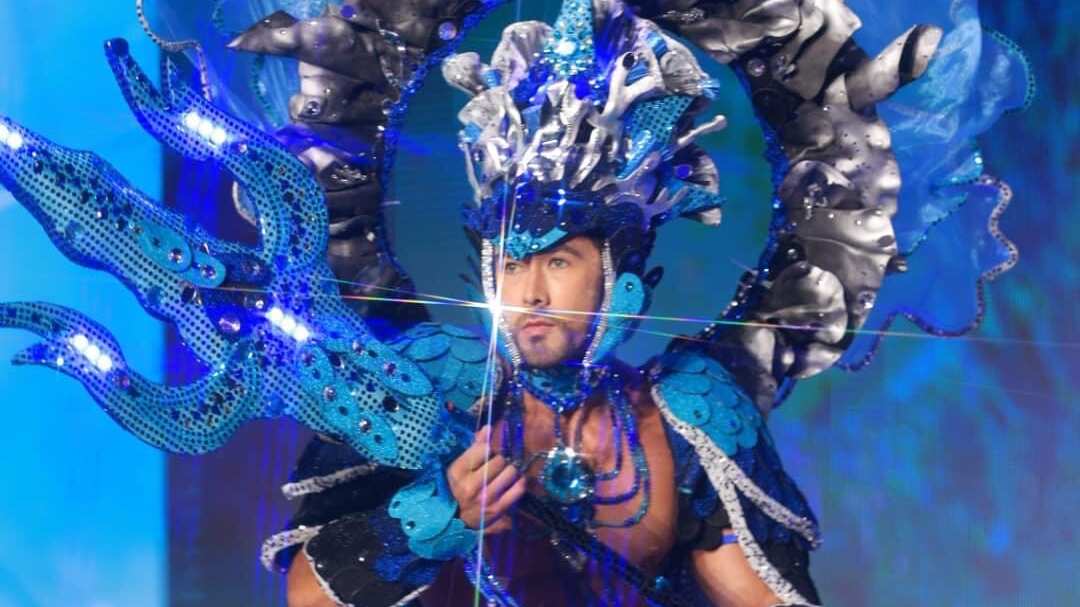 José Alí García lució en el 'National costume' una pieza nombrada "El guardián de la bahía bioluminiscente".