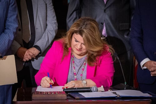 Gobernadora ofrece amnistía para el pago de multas de tránsito