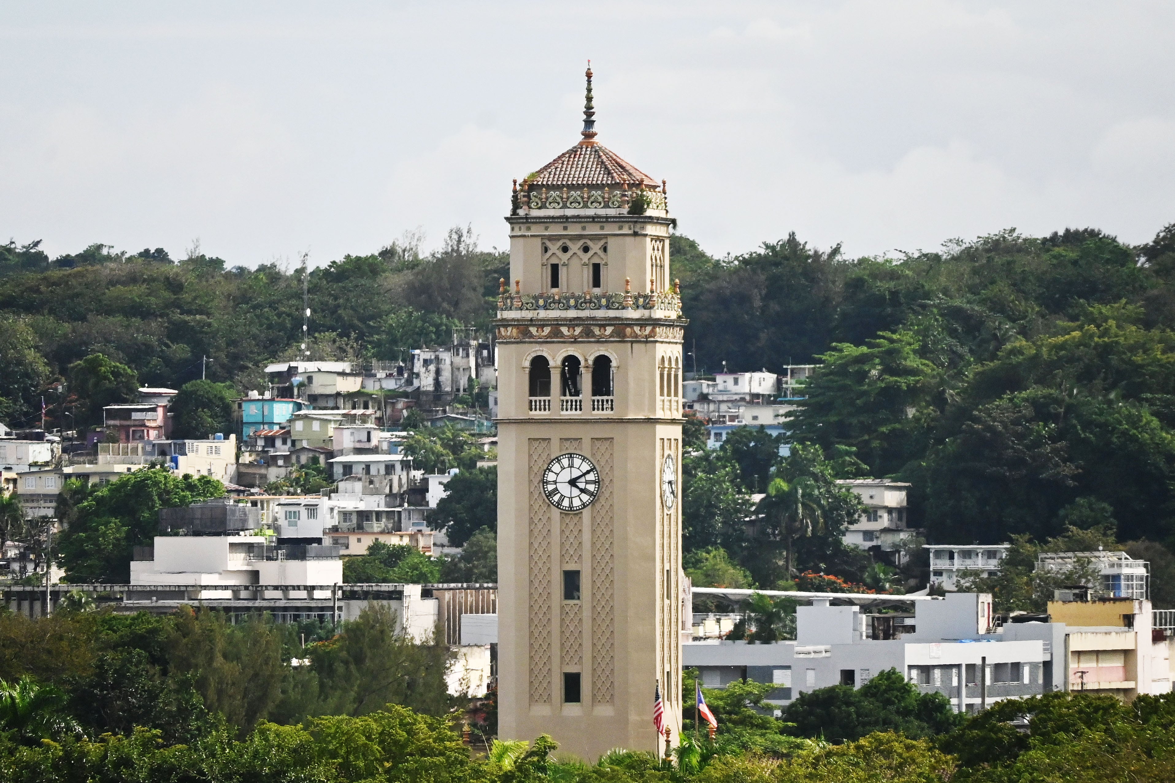 Exdirector de la UPR alega discrimen y represalias en demanda federal