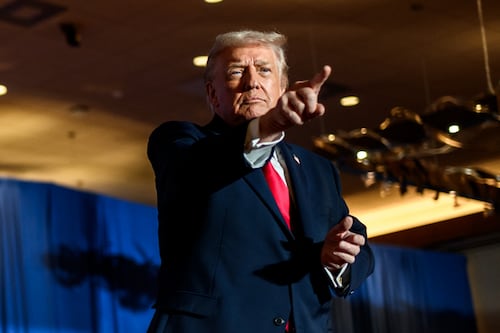 Donald Trump defiende despliegue naval frente a Venezuela y lo describe como “solo un bloqueo”