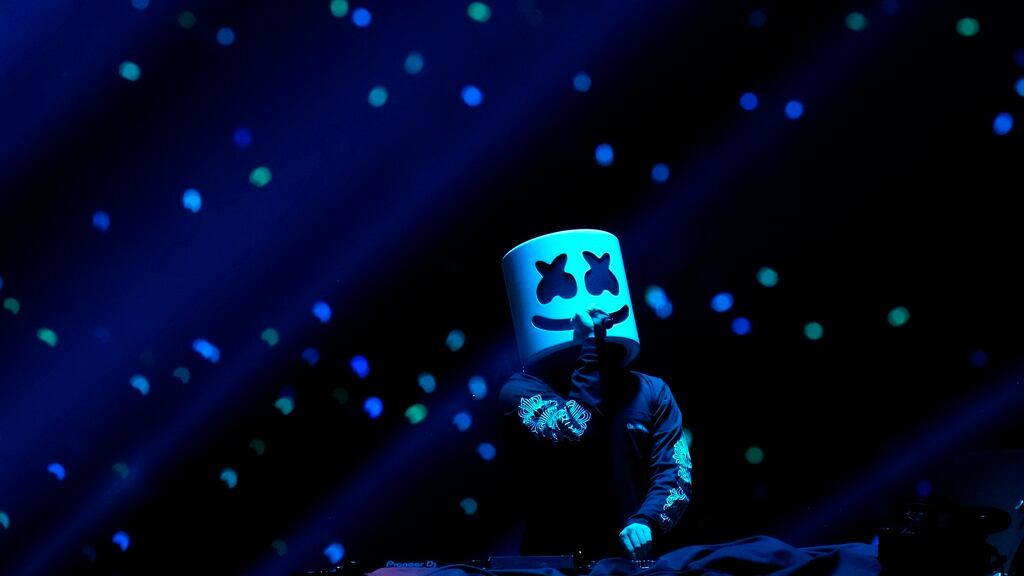 ARCHIVO - El dj Marshmello durante su presentación en la ceremonia inaugural de los Juegos Centroamericanos y del Caribe en San Salvador, El Salvador, el 23 de junio de 2023. Marshmello lanzó su álbum "Sugar Papi" el 3 de noviembre. (Foto AP/Arnulfo Franco)