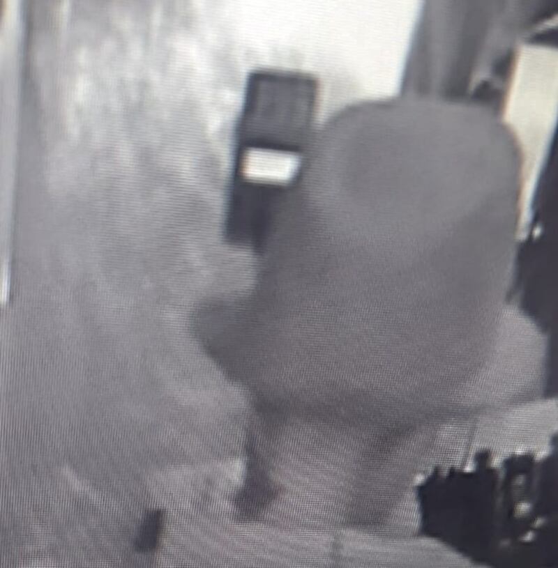 El asaltante tiene un tatuaje en el área izquierda del cuello.