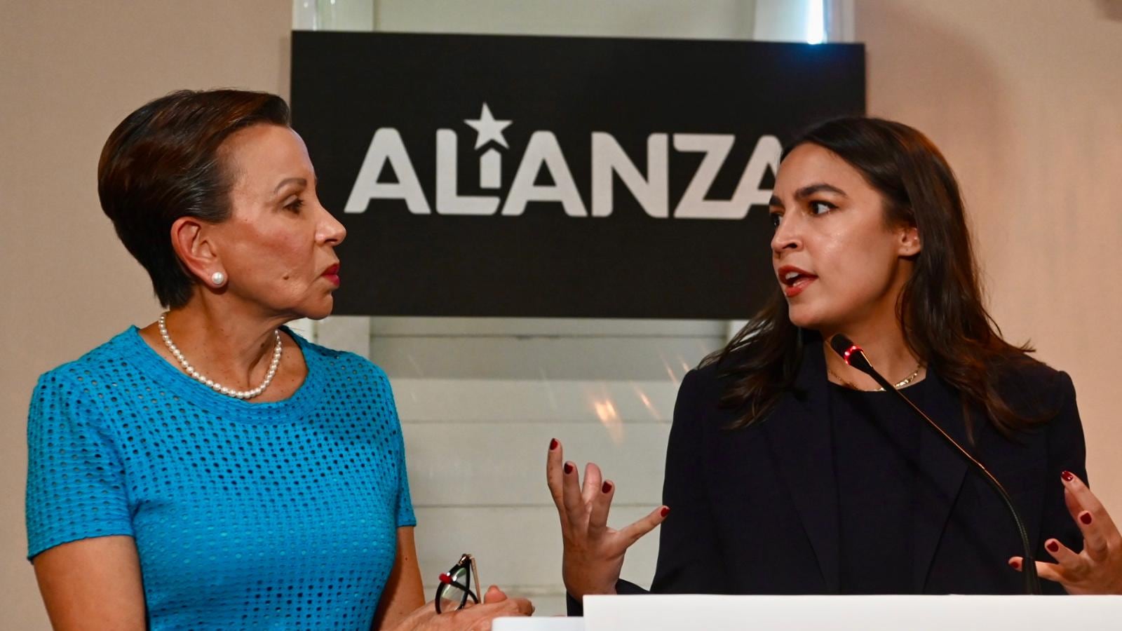 Nydia Velázquez y Alexandria Ocasio-Cortez
