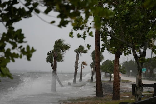 Nicole, un inusual huracán que podría devastar aún más las playas de Florida