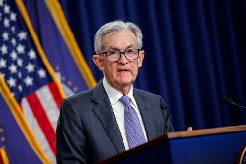 Powell atribuye a presiones políticas pesquisa federal en su contra