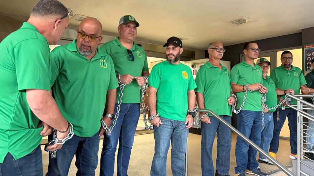 Miembros de la UIA se encadenan en edificio de Acueductos.