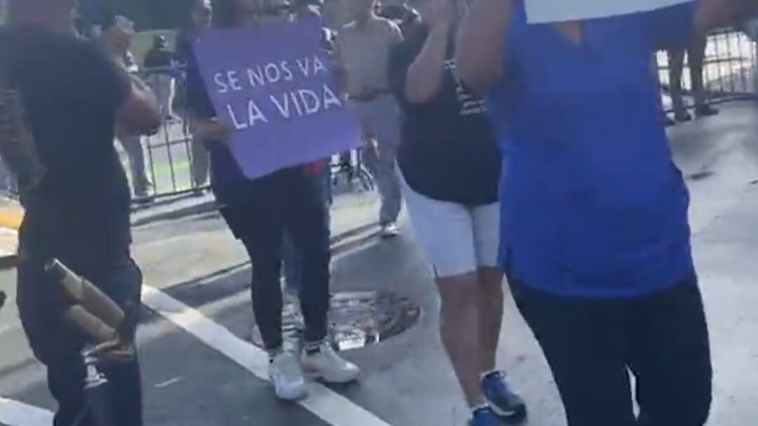 Profesionales de la salud se manifiestan en las afueras del auditorio Sixto Escobar