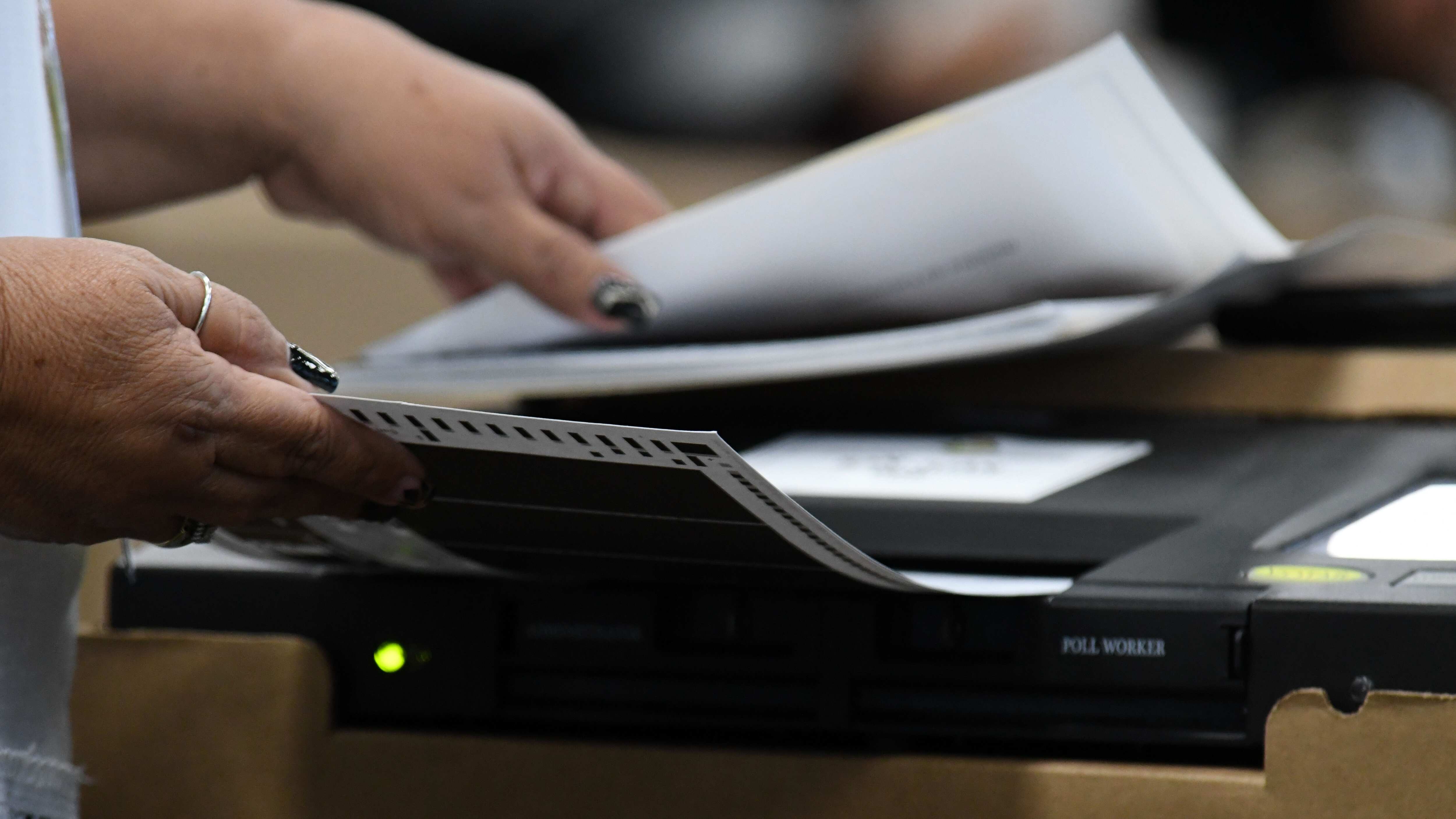 La Comisión Estatal de Elecciones, ensayan el uso de las máquinas de escrutinio.