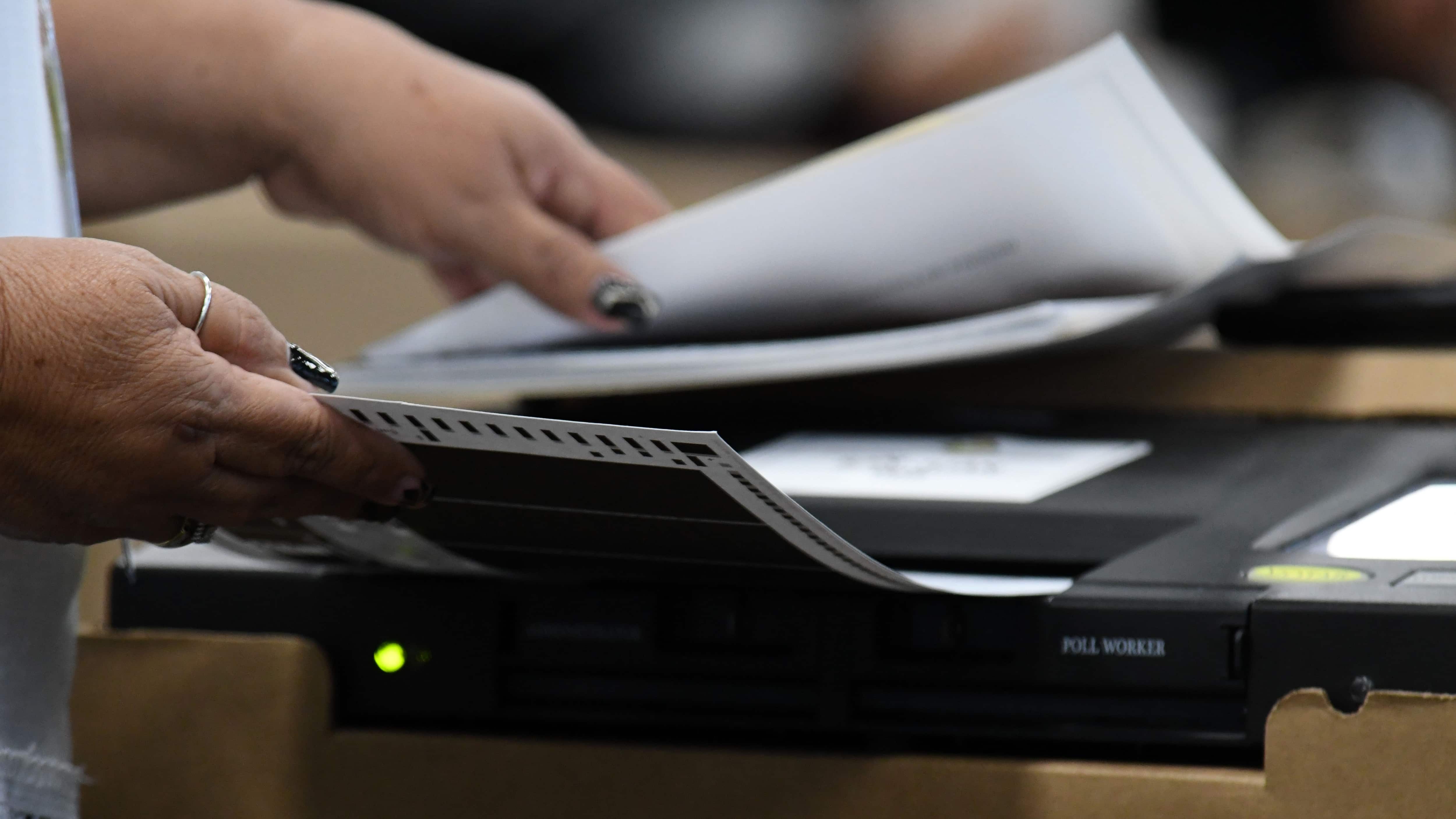 La Comisión Estatal de Elecciones, ensayan el  uso de las máquinas de escrutinio.