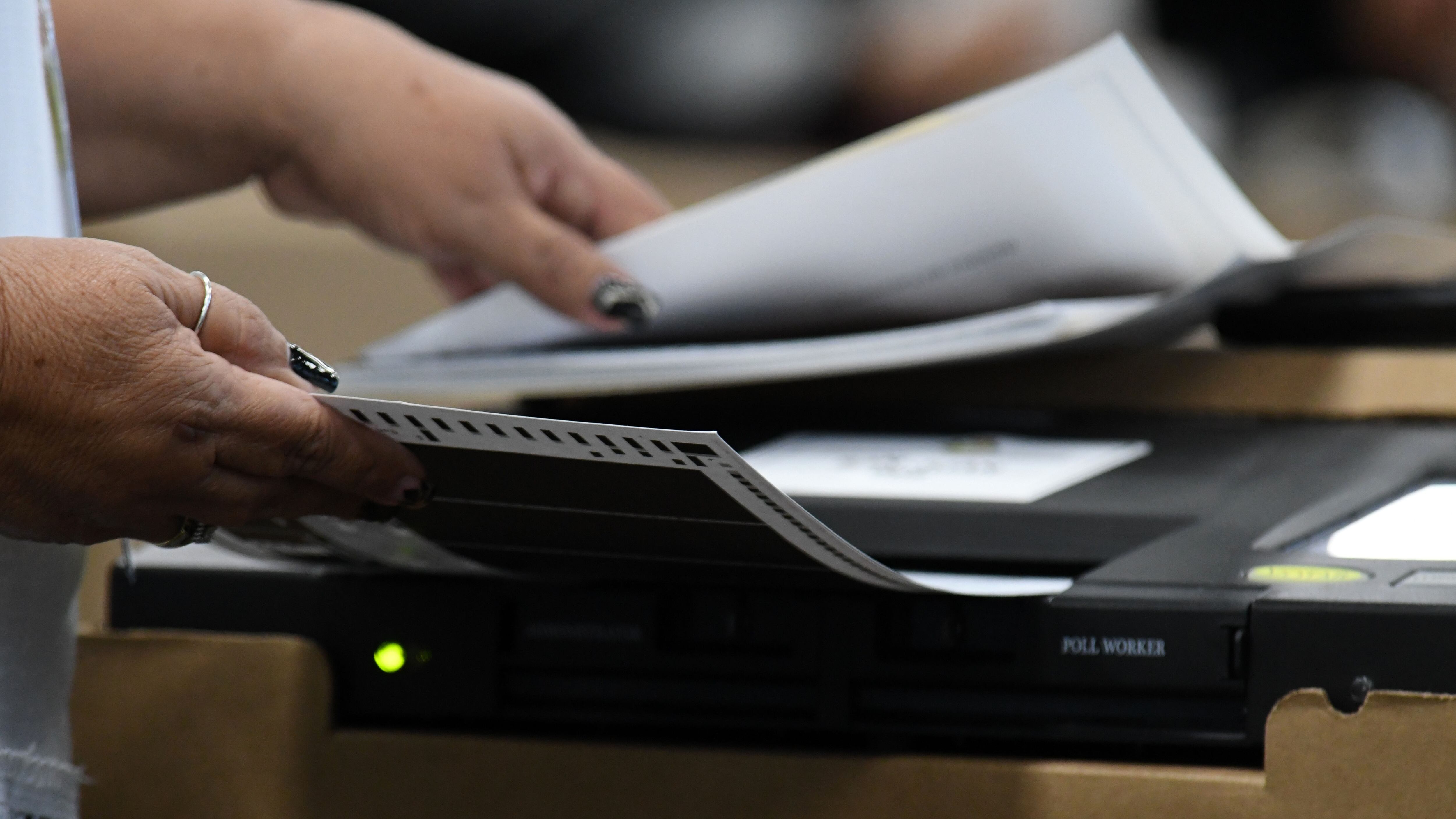 La Comisión Estatal de Elecciones, ensayan el uso de las máquinas de escrutinio.