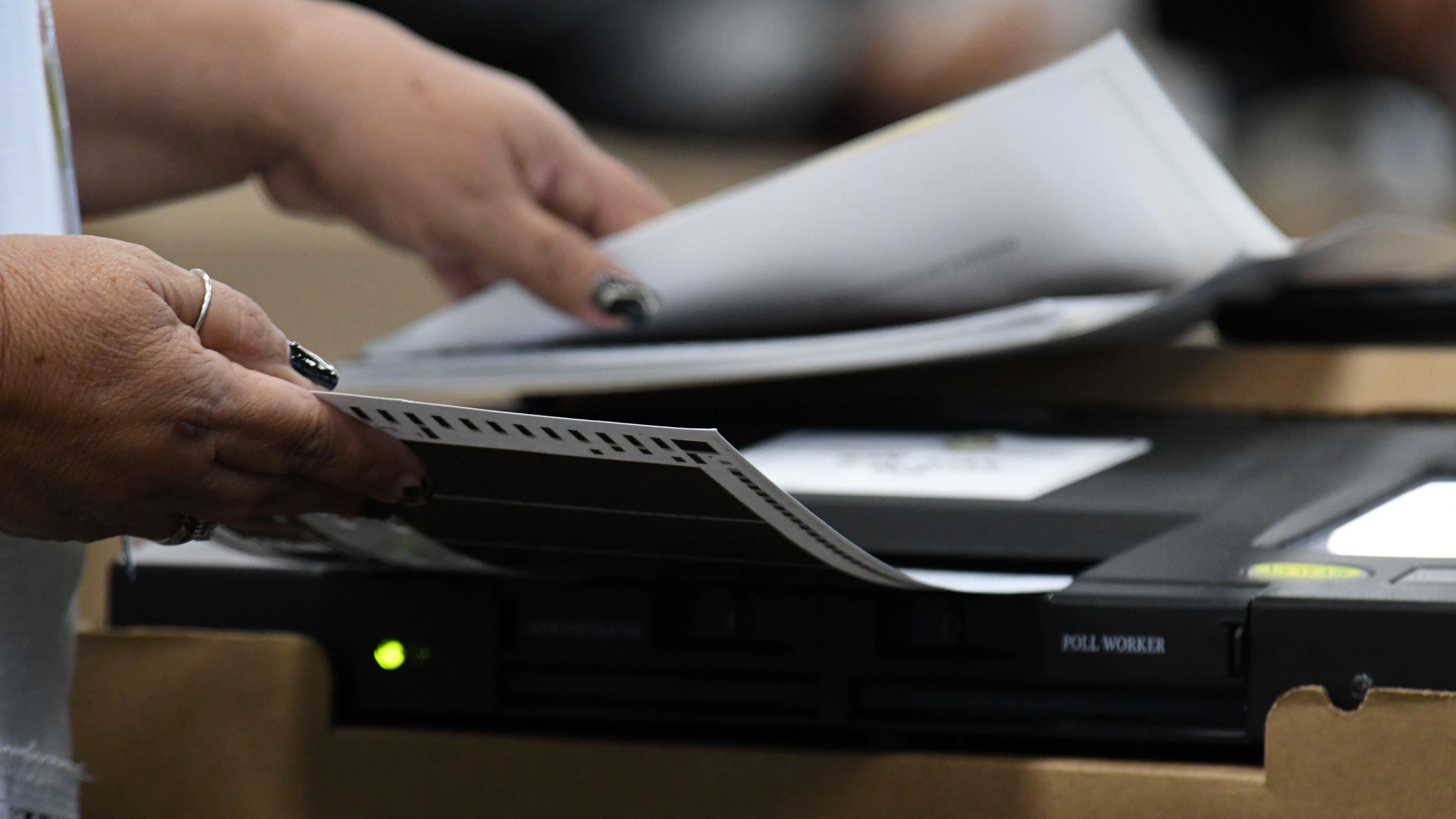 La Comisión Estatal de Elecciones, ensayan el uso de las máquinas de escrutinio.