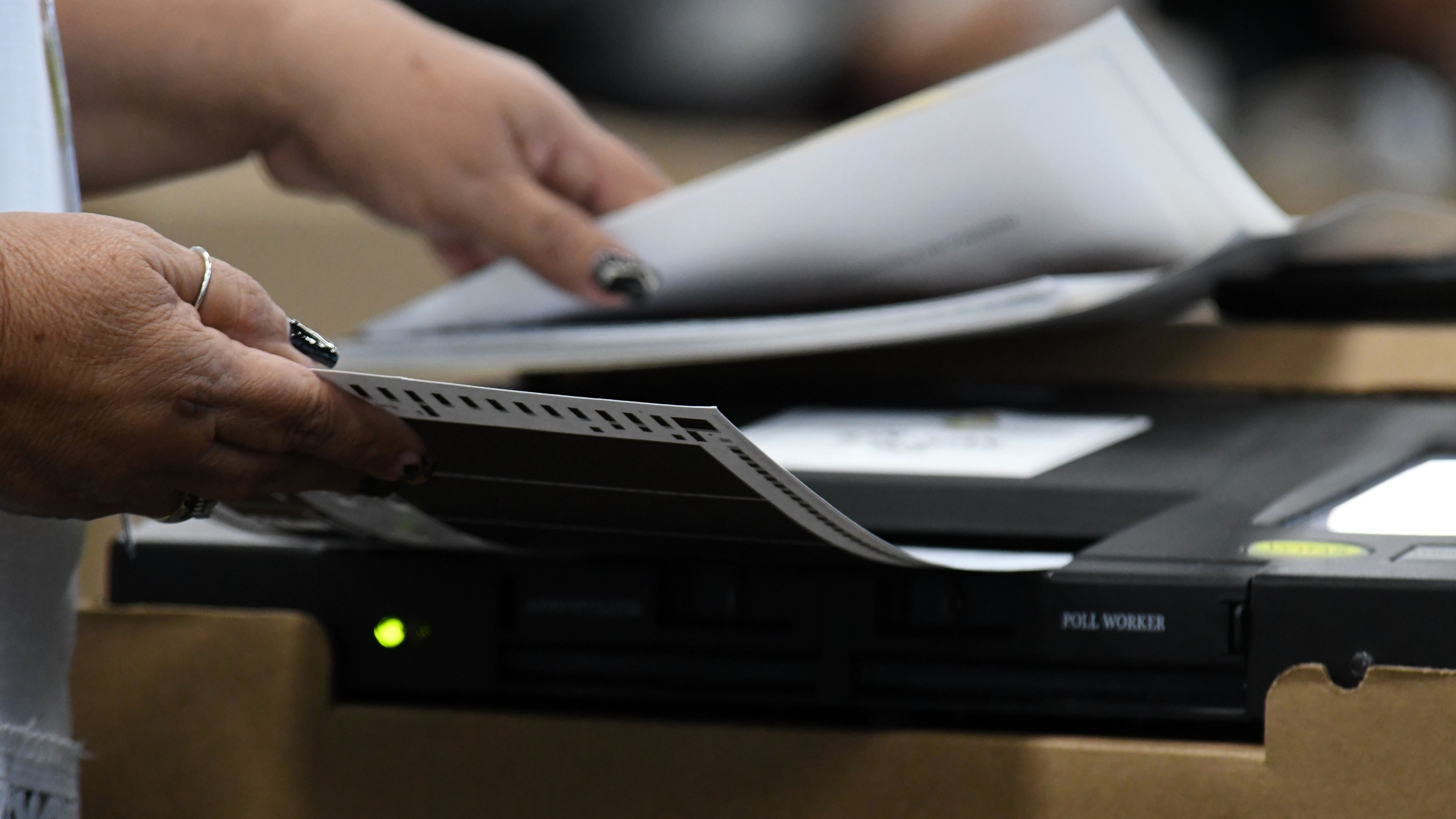 La Comisión Estatal de Elecciones, ensayan el  uso de las máquinas de escrutinio.