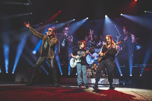 Niño de 8 años se roba el show en concierto de Maná