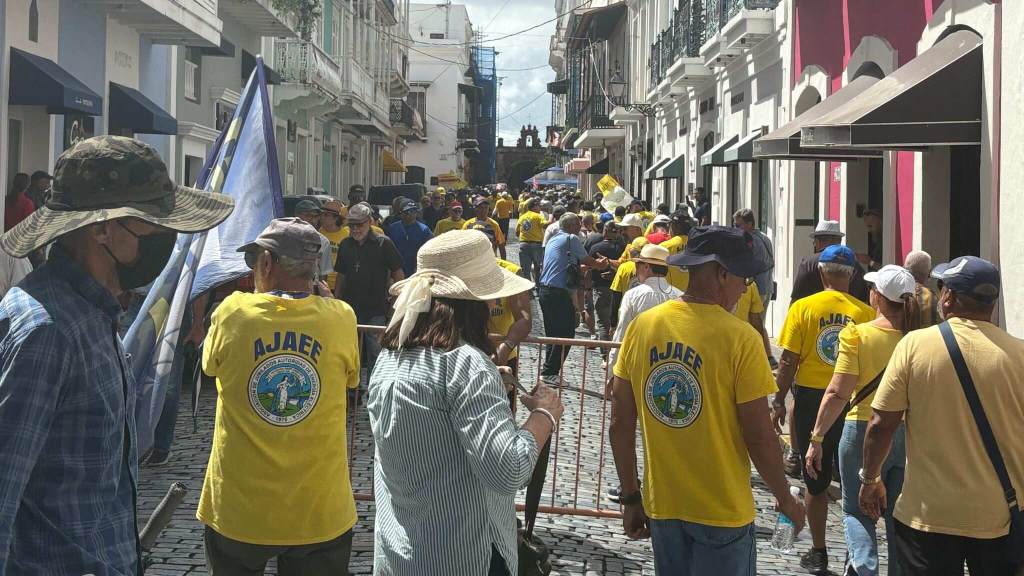 La Alianza de Empleados Activos y Jubilados de la Autoridad de Energía Eléctrica (AEE) convocó una manifestación frente a la sede central de la corporación pública en Santurce, denunciando la falta de garantías concretas para el pago de sus pensiones en el presupuesto aprobado para el nuevo año fiscal. 26 de marzo de 2025.