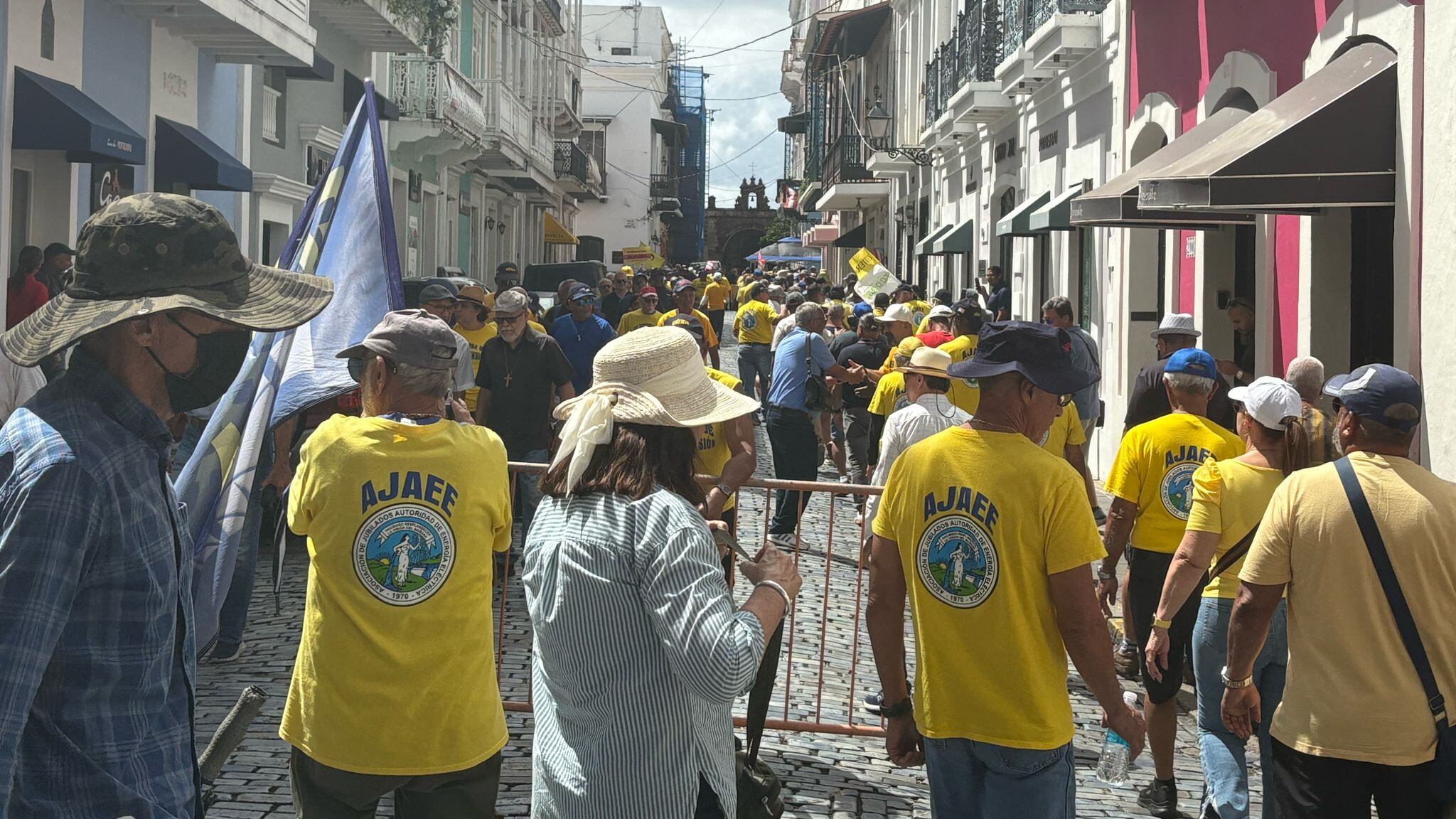 La Alianza de Empleados Activos y Jubilados de la Autoridad de Energía Eléctrica (AEE) convocó una manifestación frente a la sede central de la corporación pública en Santurce, denunciando la falta de garantías concretas para el pago de sus pensiones en el presupuesto aprobado para el nuevo año fiscal. 26 de marzo de 2025.