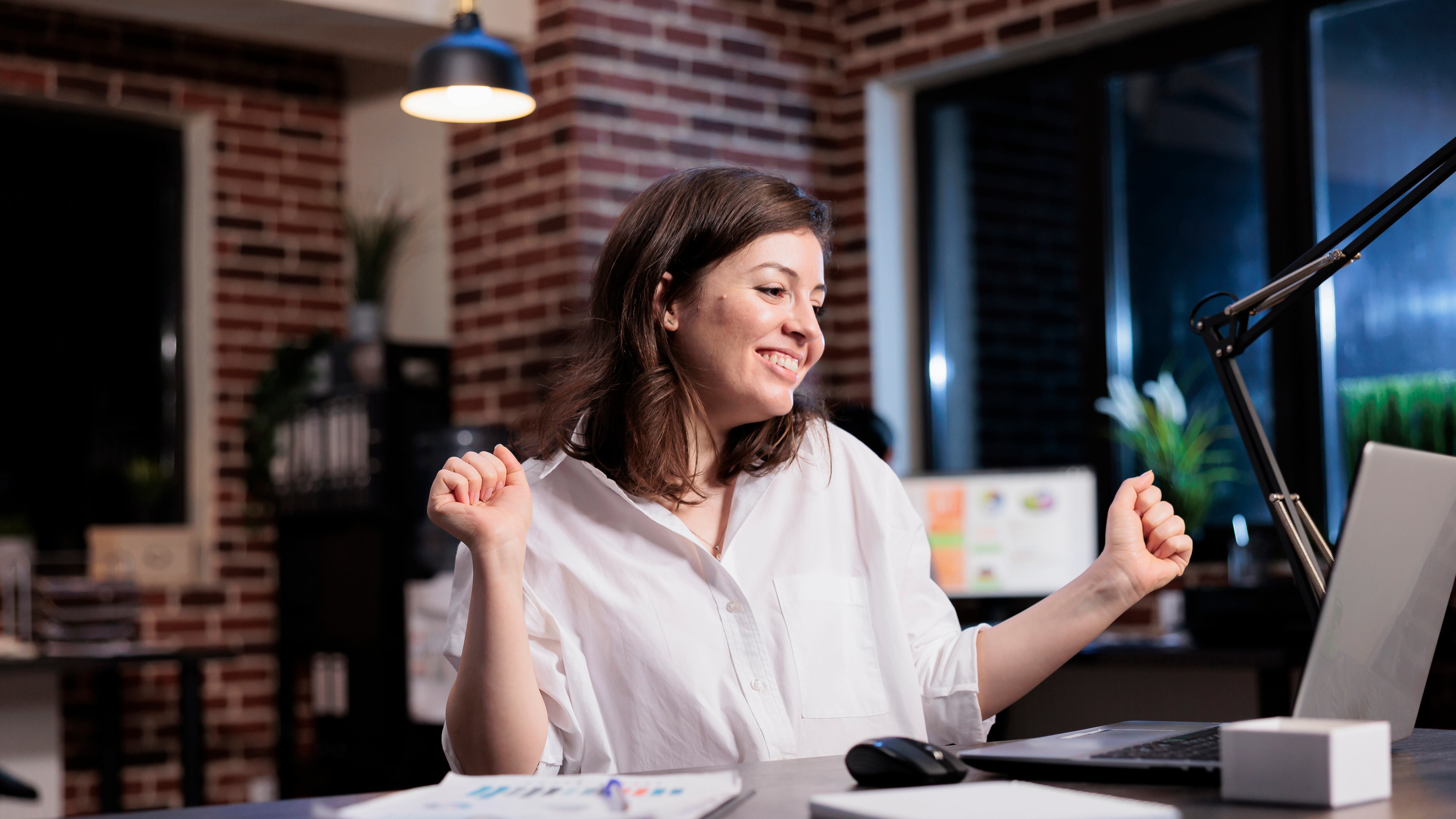 Mujer que tiene el éxito profesional