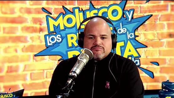 El locutor Ali Warrington arremete contra influencer.