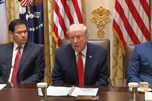 Trump ordena reabrir espacio aéreo comercial sobre Venezuela