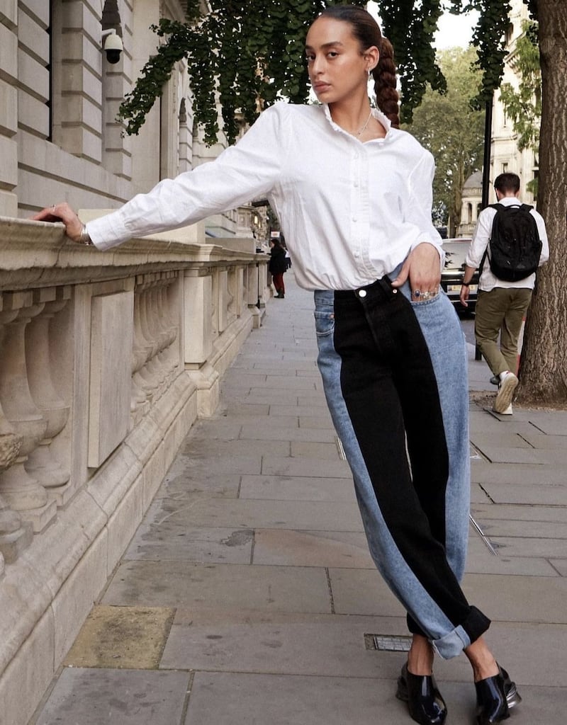 ¿Cómo llevar jeans bicolor con calzado cómodo (y con estilo)?