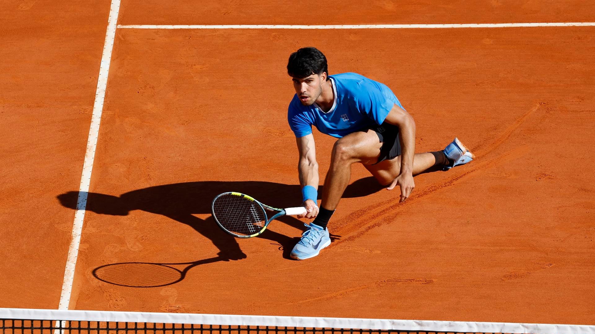 Alcaraz sufre para llegar a cuartos de final