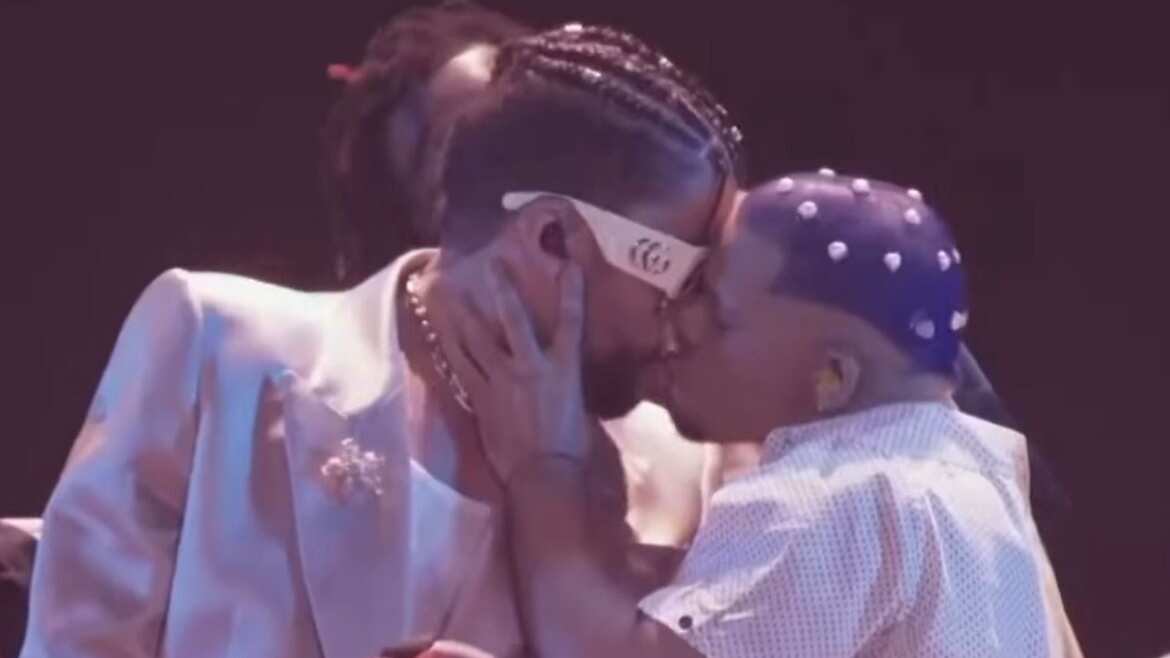 Bad Bunny se besó con uno de sus bailarines.