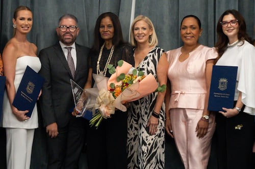 Carmen Salamán es reconocida como Ícono de la Moda 2025 por San Juan Moda