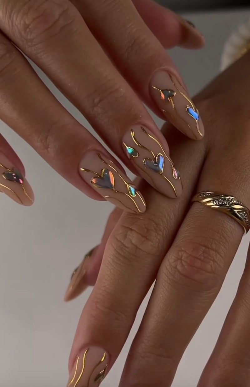 5 ideas de uñas con flores que son diferentes a lo que ya viste antes
