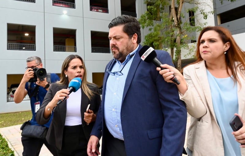 El exsecretario de Salud, Carlos Mellado, acudió este miércoles a su citación en el Departamento de Justicia como parte de una investigación vinculada a la firma de cabildeo Politank, pero su paso por la agencia fue fugaz: no permaneció ni 15 minutos en el lugar.