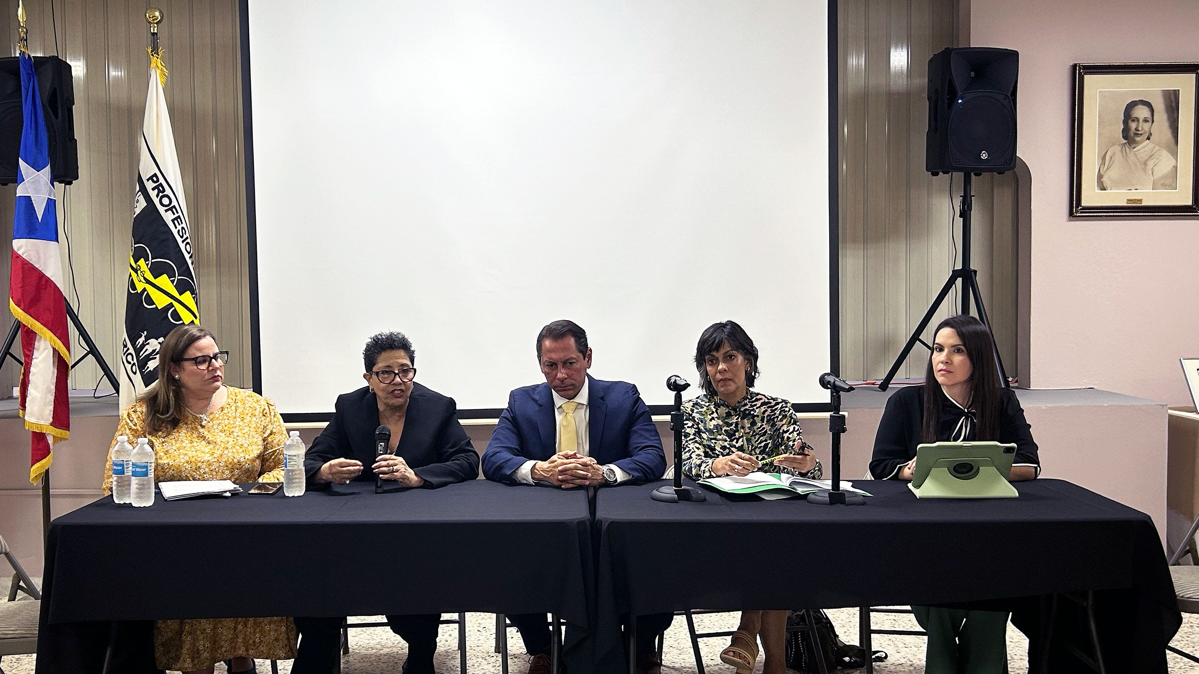 Miembros del Colegio de Profesionales de Enfermería de Puerto Rico y del Partido Independentista Puertorriqueño reunidos en mesas desplegadas en la sede del colegio.