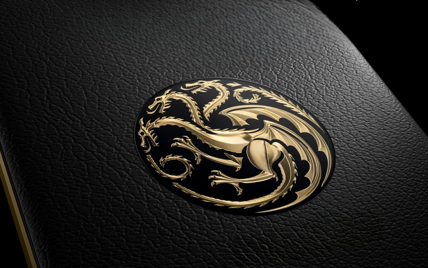 Viene con el Sello de Poder tridimensional grabado en 3D de la Casa Targaryen como pieza central.