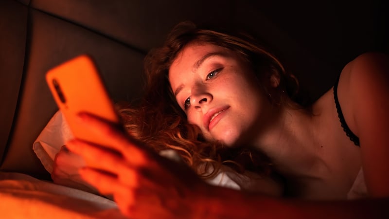El exceso de confianza y la falta de educación tecnológica hacen que las personas desconozcan o minimicen los riesgos asociados con esta práctica. Foto: Freepik.