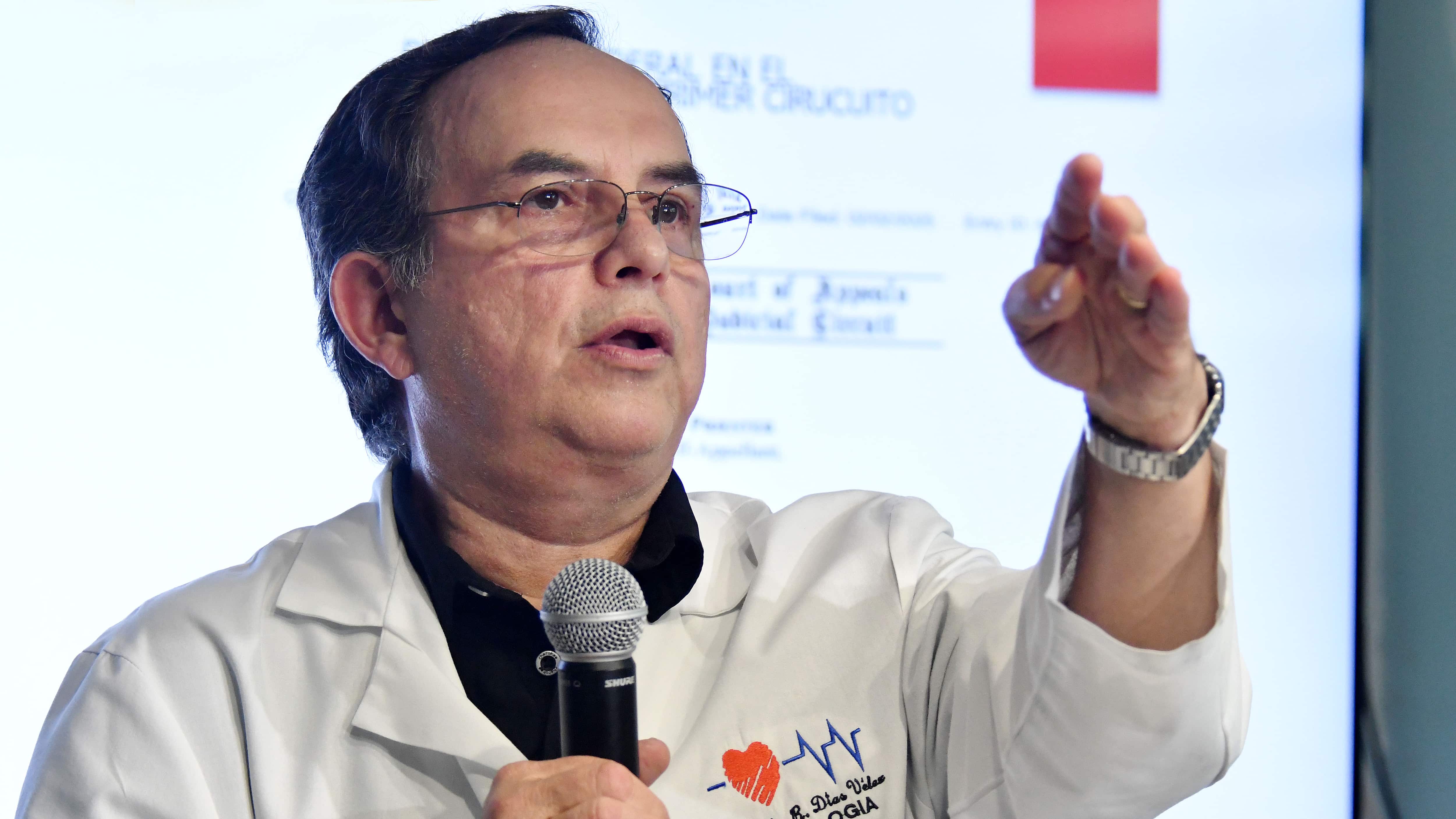 El Presidente del Colegio de Médicos Cirujanos, el Dr. Carlos Diaz Velez