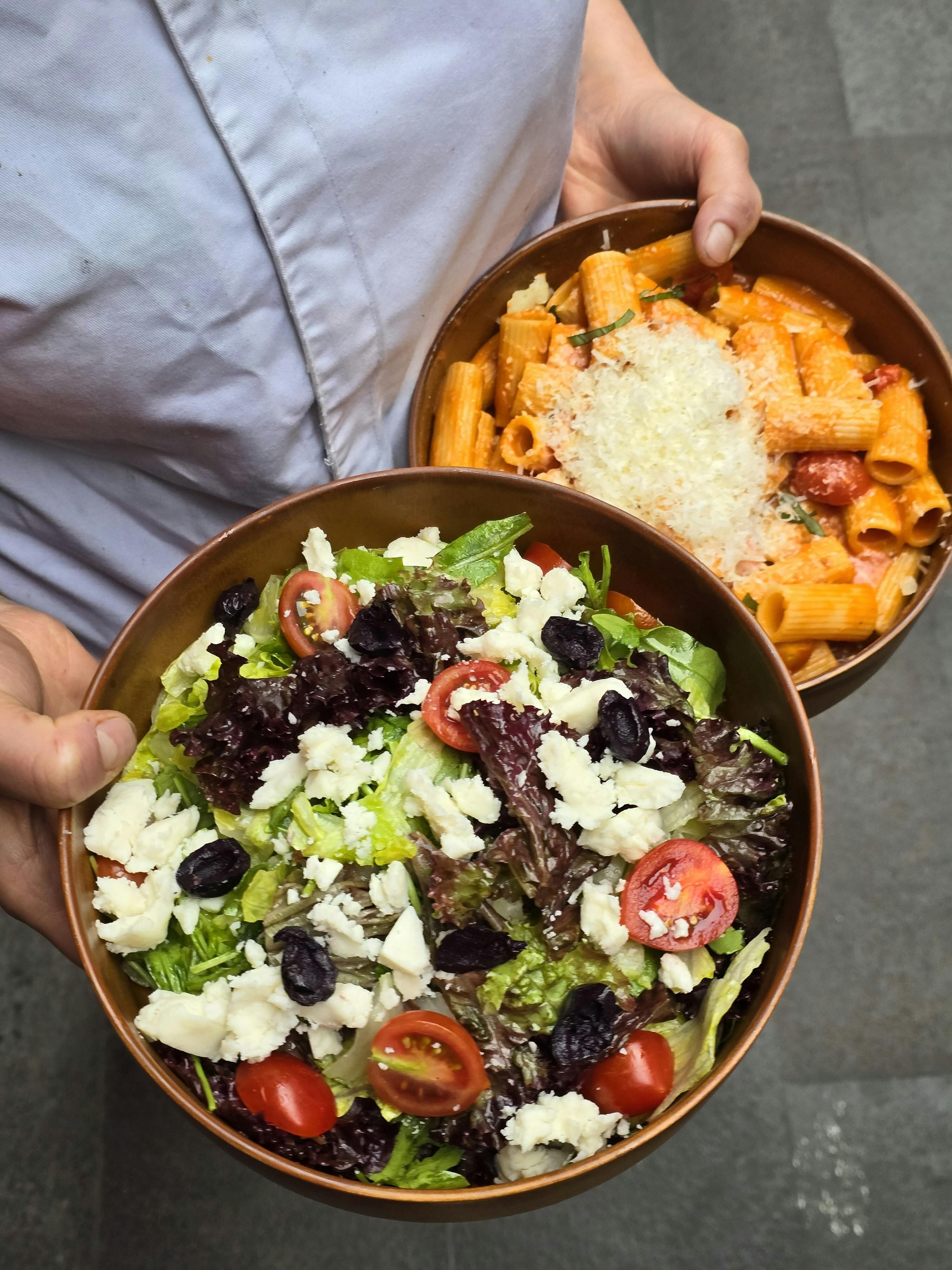 La ensalada es una de los platos más populares y consumidos, y se dice que en cada país hay al menos una versión de este alimento. Fotos: Freepik, Pexels, Unsplash, Creative Commons y Pixabay.