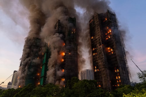 Ascienden a 128 los muertos por el enorme incendio de un complejo de rascacielos en Hong Kong