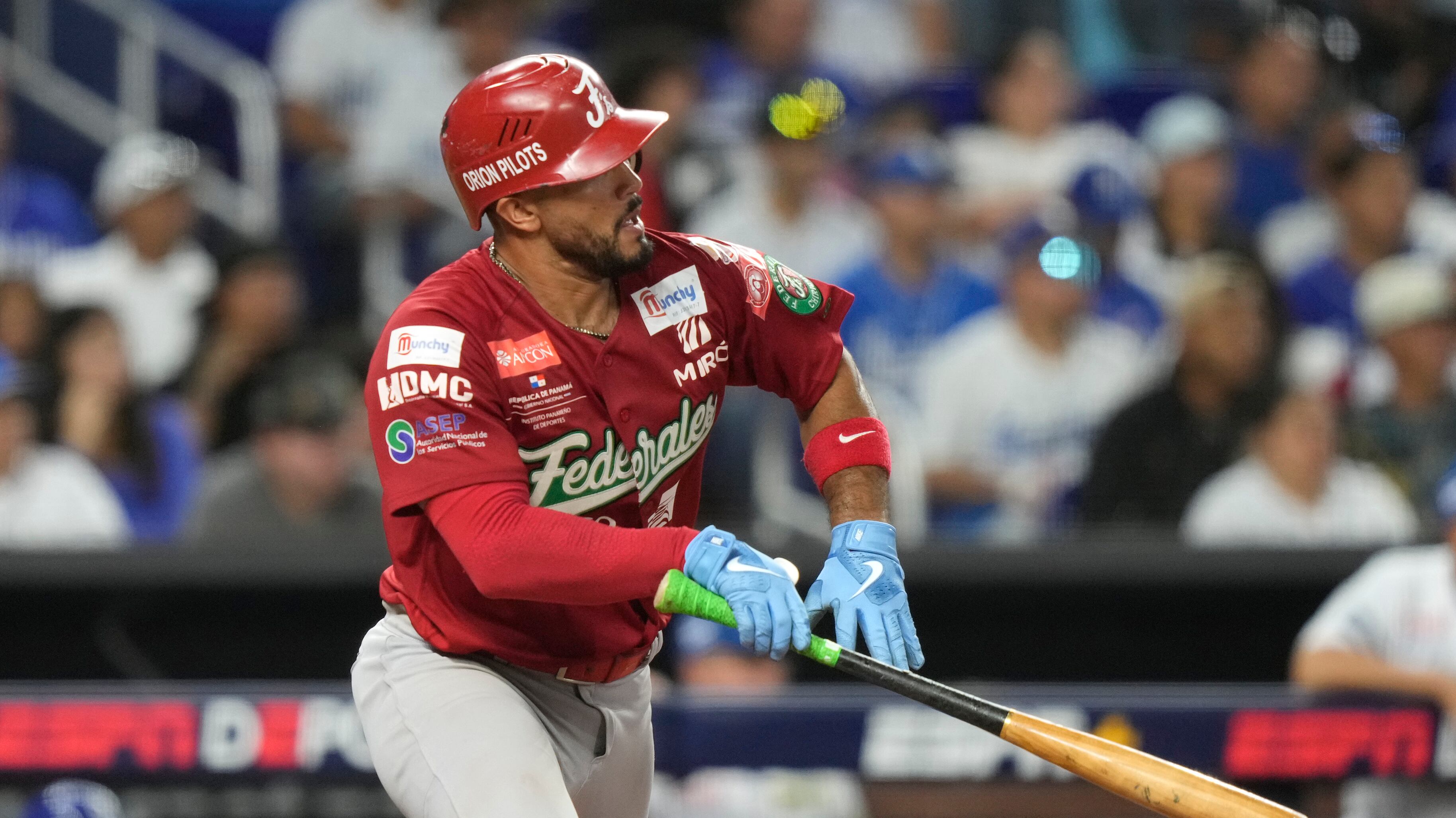 El panameño Iván Herrera batea un sencillo para remolcar una carrera en la victoria 6-3 ante Nicaragua en la Serie del Caribe, el domingo 4 de febrero de 2024. (AP Foto/Lynne Sladky)