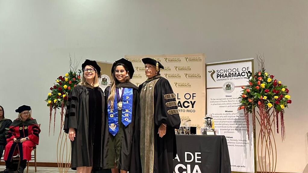 Escuela de Farmacia de la UPR gradúa 44 doctores.