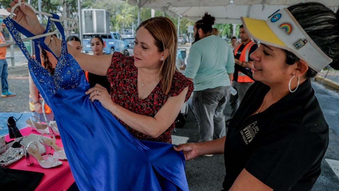 San Juan, Puerto Rico – La primera dama de San Juan, Maritere González, informó que la iniciativa San Juan Te Viste Pa’l Prom superó la marca de las 2,000 donaciones de vestidos durante su reciente servicarro de recogido, estableciendo un nuevo récord de participación ciudadana y reafirmando el respaldo de la comunidad a este esfuerzo solidario dirigido a apoyar a estudiantes en la celebración de su prom. La campaña continúa activa en el Coliseo Roberto Clemente, donde se estarán recibiendo aportaciones, especialmente de atuendos de hombre.