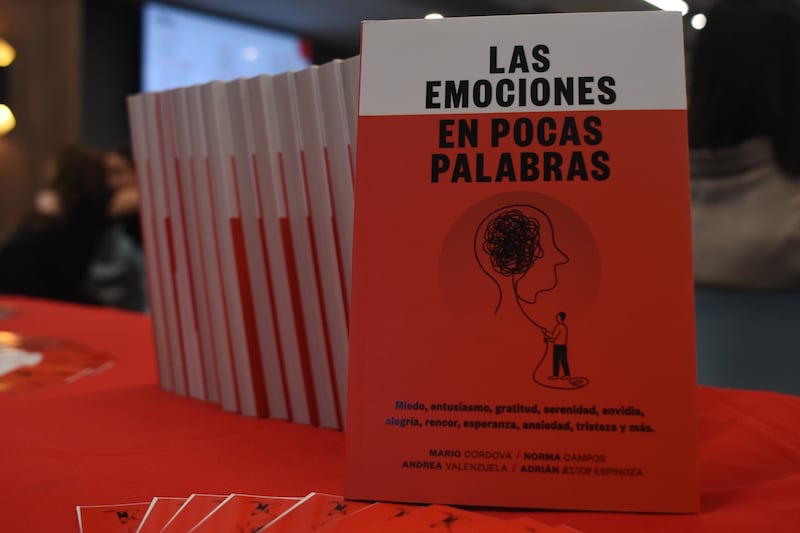 Se trata de una obra colectiva que reúne las reflexiones y experiencias de Mario Córdova, Norma Campos, Adrián Espinoza y Andrea Valenzuela, quienes abordan desde distintas perspectivas el mundo emocional y el bienestar interior. Foto: Freepik.