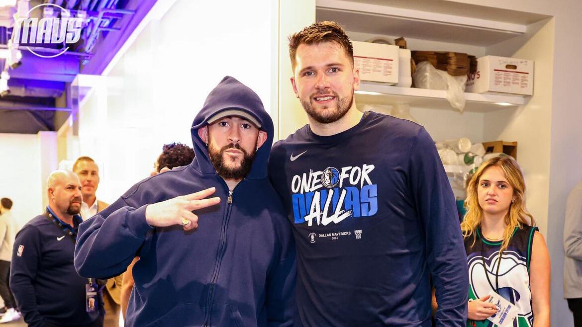 Entrega de camisa al baloncelista profesional