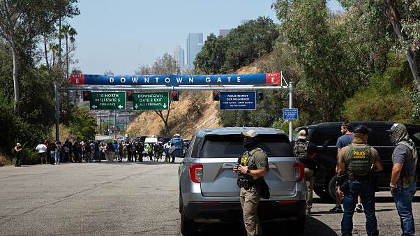 Agentes de ICE permanecen fuera del estacionamiento del Dodger Stadium tras ser rechazados por el equipo.