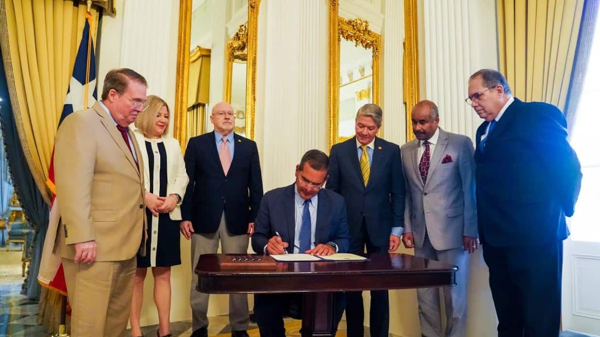 El gobernador firmó varias medidas, entre las que se encuentra el aumento de salario a los jueces.